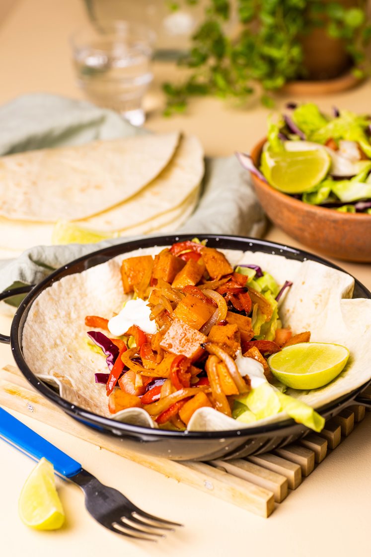 Søtpotetfajitas med tomatsalsa, kumminkrydret bønnepuré og rømme