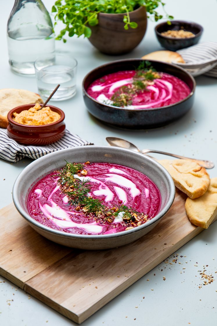 Rødbetesuppe med multibrød og hummus