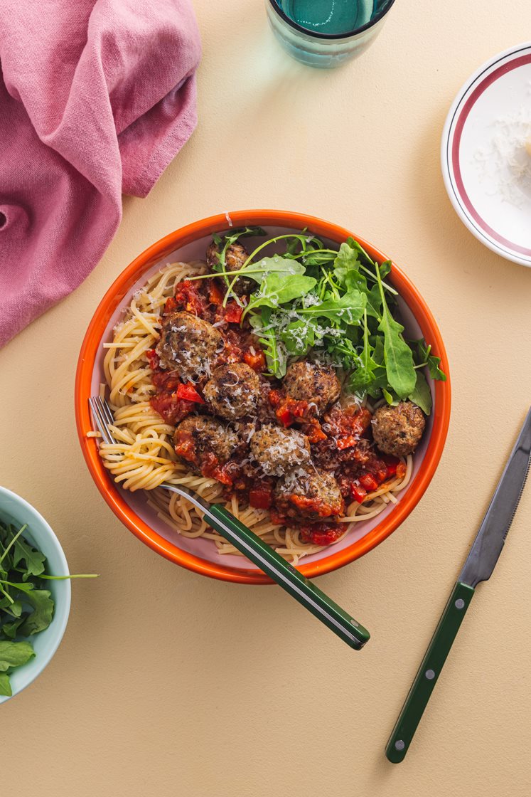 Salsicciakjøttboller i tomat- og paprikasaus med pasta, ruccola og Grana Padano