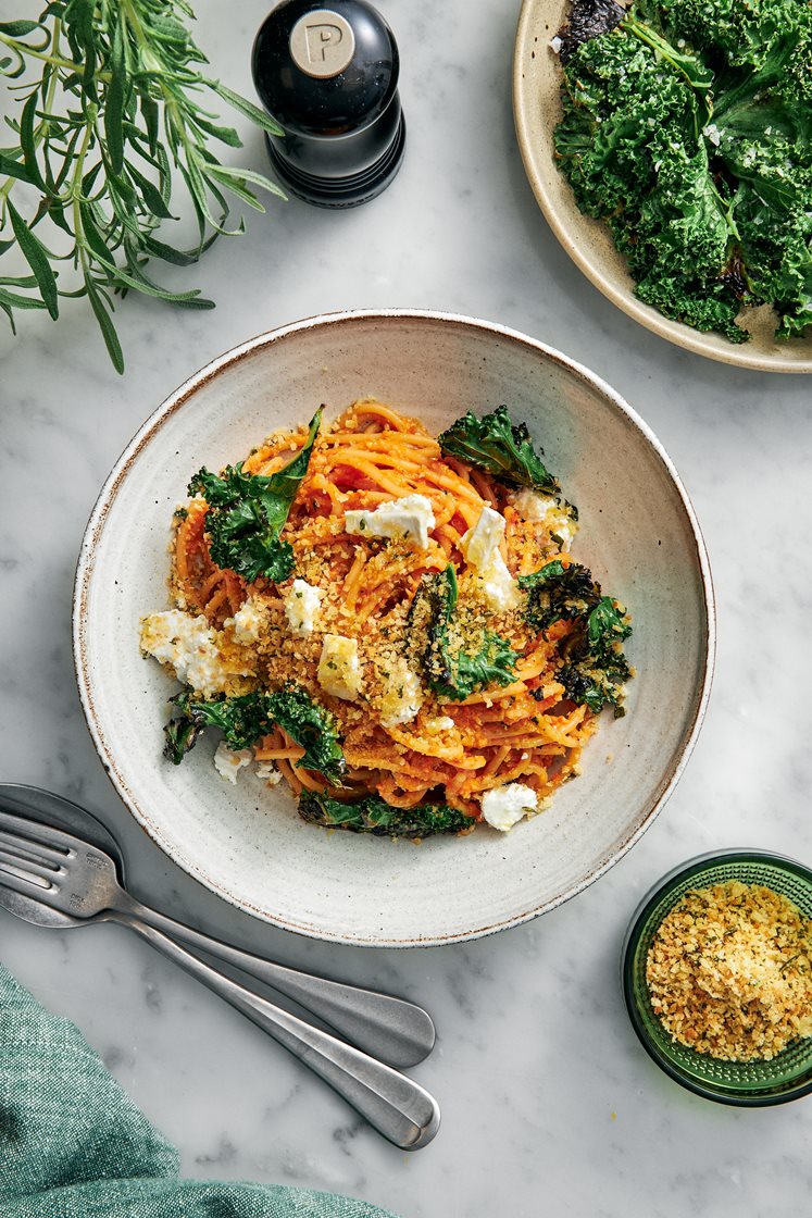 Spaghetti med rostad paprika- och mandelpesto, rosmarincrunch och chèvre 