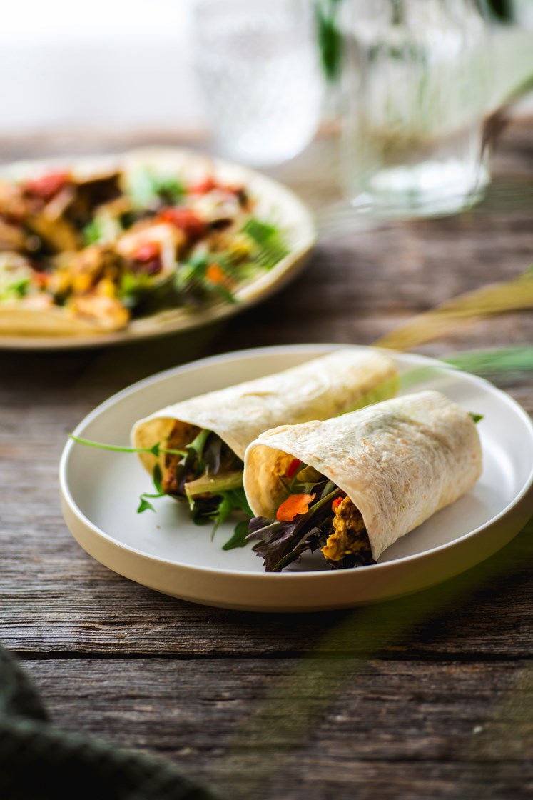 Kyllingwraps med friske grønnsaker, revet mozzarella og tomatsalsa 
