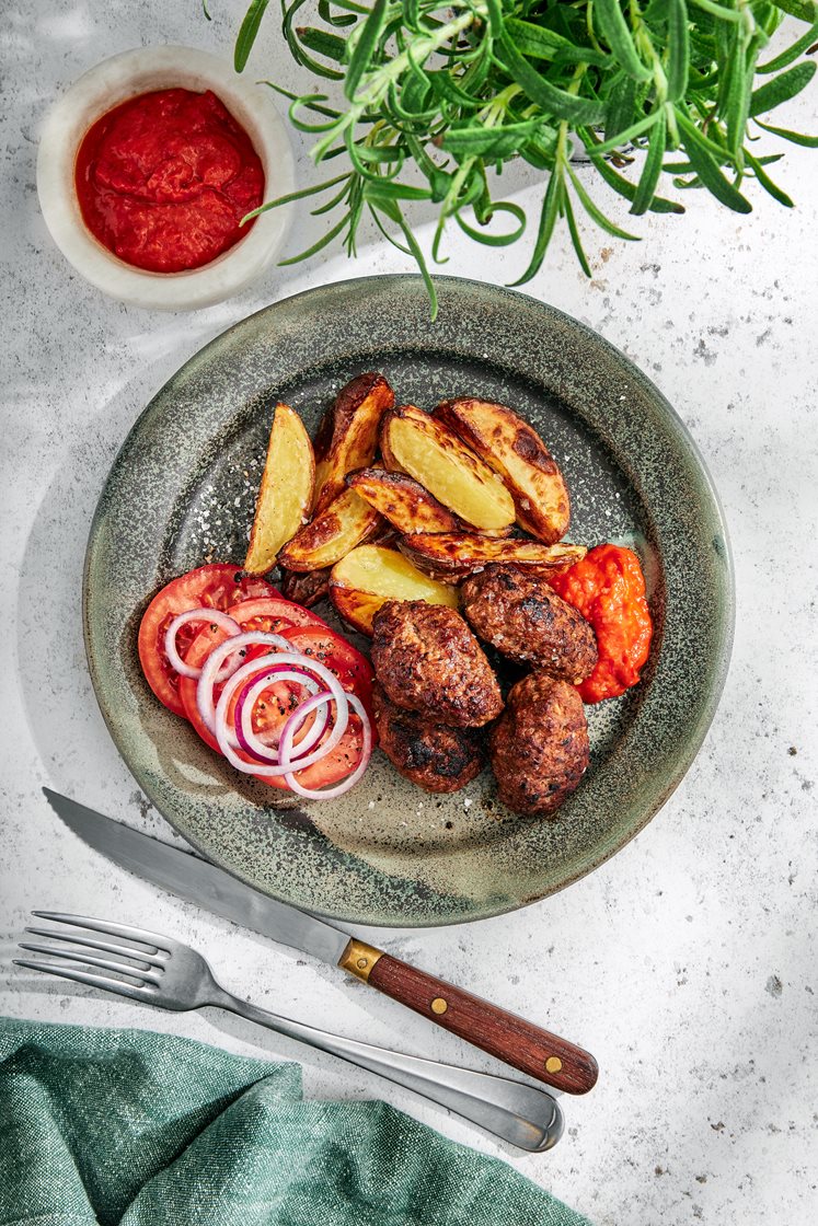 Cevapcici med kartoffelbåde, ajvar og tomatsalat