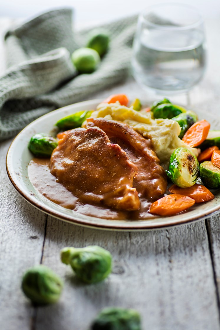 Kamstek med potetmos, brun saus og rørte tyttebær	