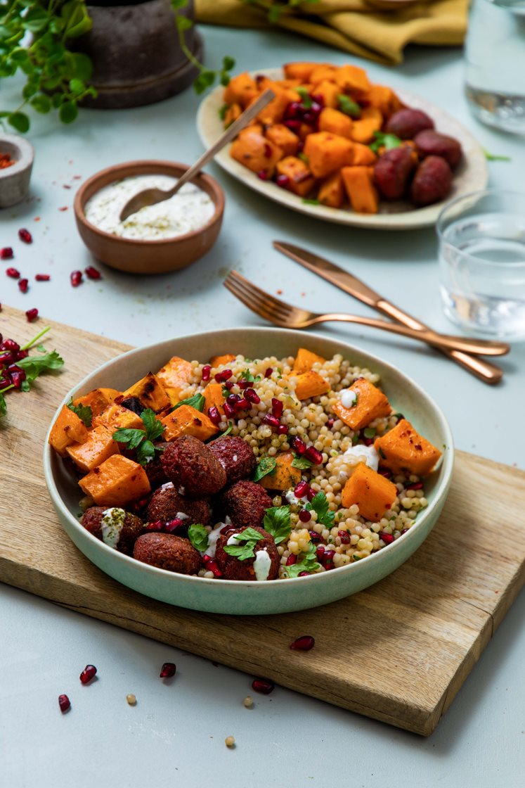 Tabbouleh med perlecouscous, rødbetefalafel og ovnsbakt søtpotet