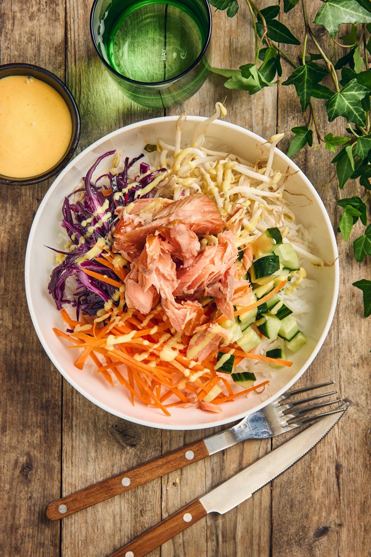 Bowl med varmrökt lax, asiatisk rödkålssallad, lime och sesamfrön