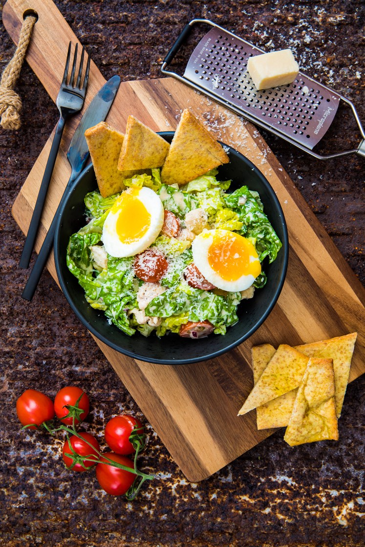 Cæsarsalat med kylling, egg, grana padano og langbrød