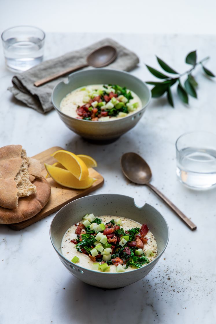 Rask jordskokksuppe med bacon, grønnkål og norsk eple, servert med brød