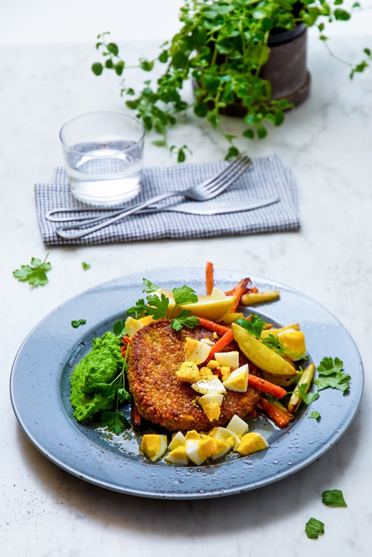 Grønnsakschnitzler med ovnsbakte grønnsaker, ertepuré og eggesmør