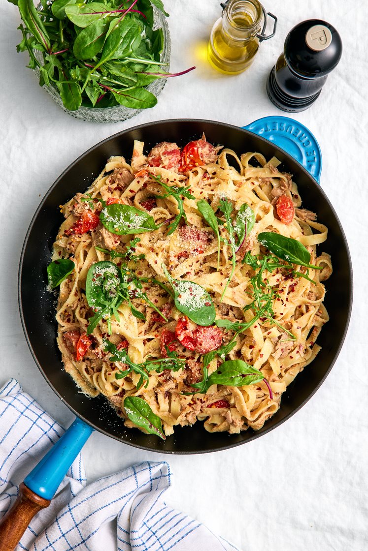 Krämig tagliatelle med tonfisk, tomat, parmesan och mixsallad