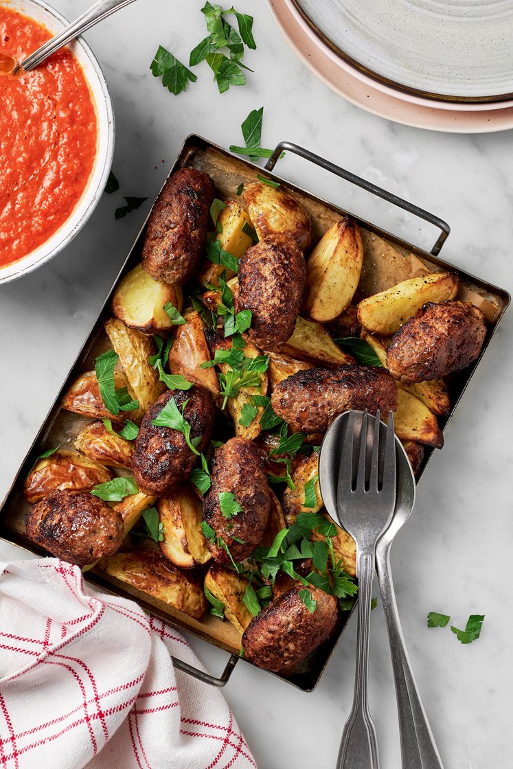 Cevapcici med klyftpotatis och ajvar