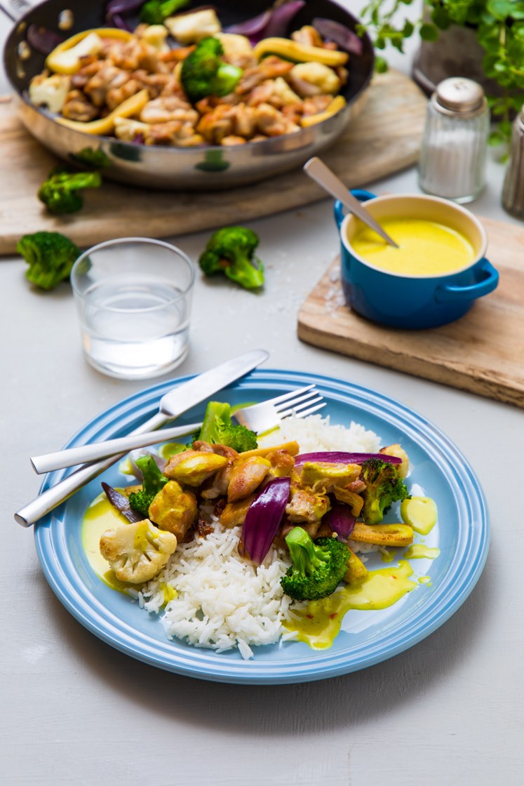 Stekt kylling med minimais, brokkoli og thai currysaus