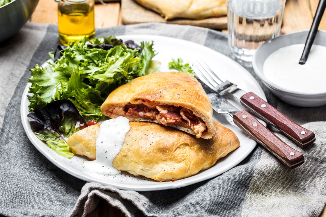 Calzone med chorizo og salat