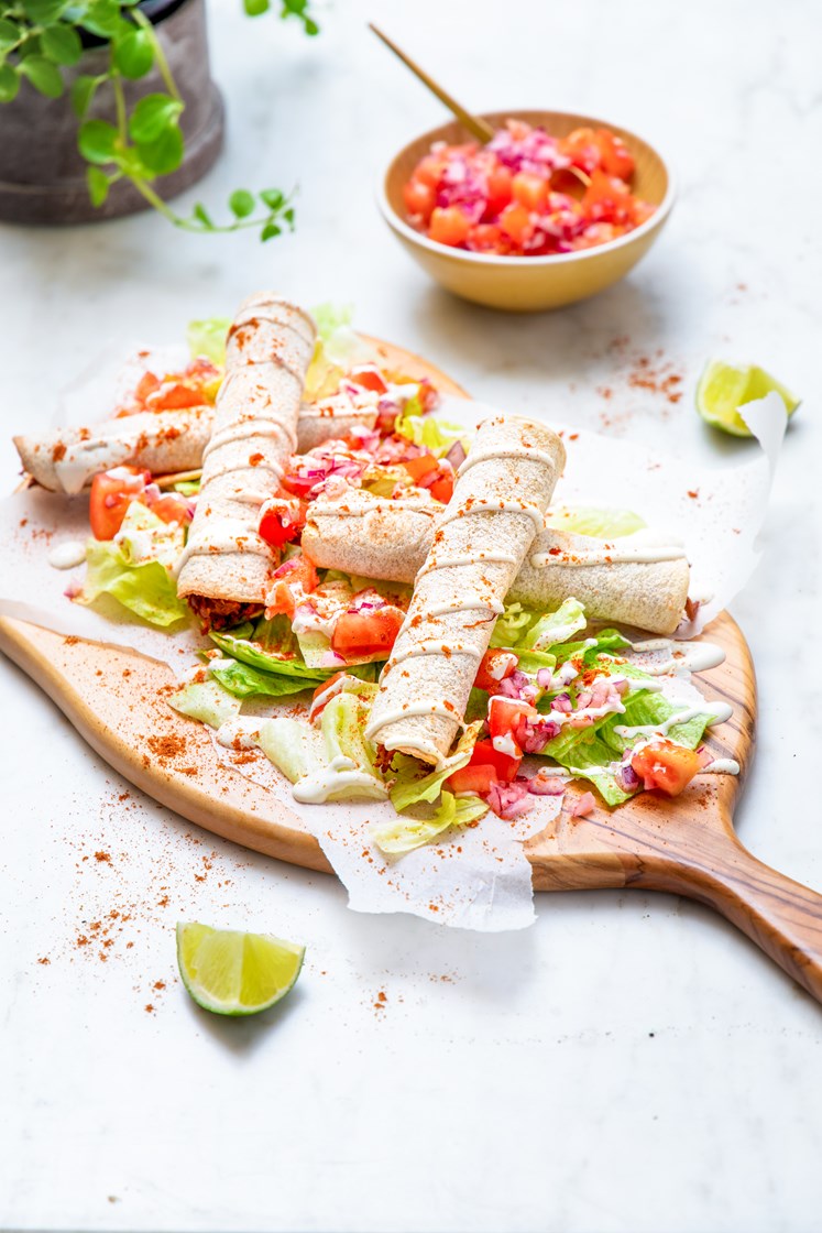 Taquitos med pulled pork, servert med tomatsalsa og lettrømme