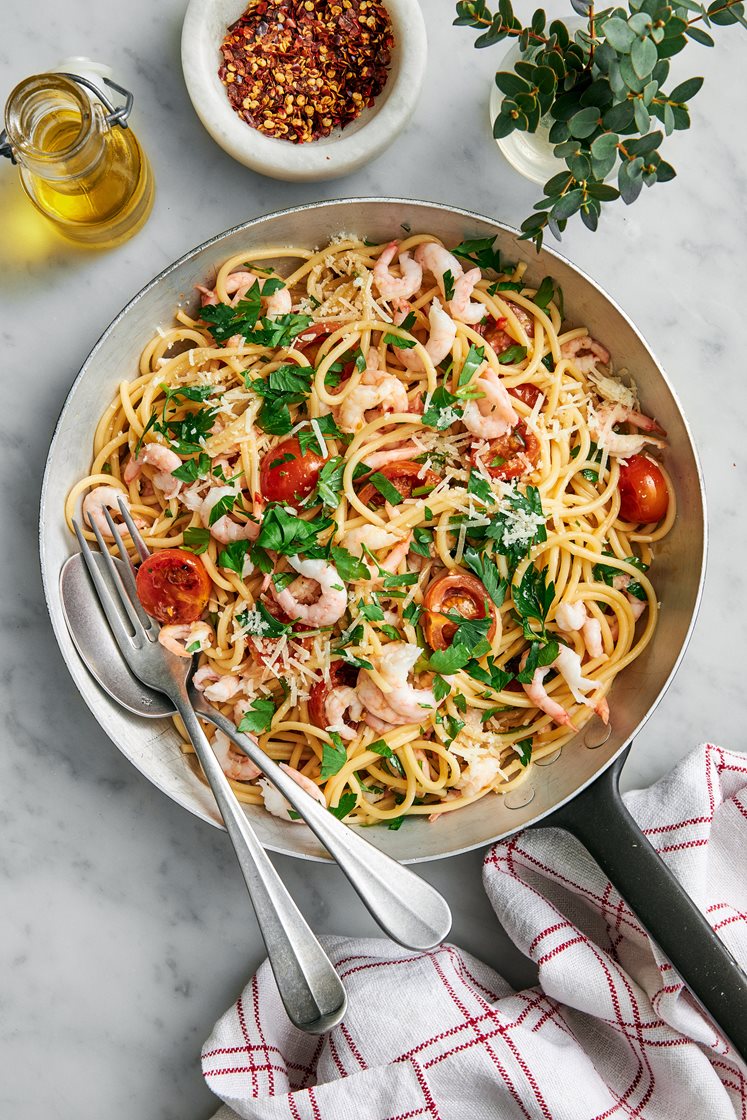 Spaghetti med räkor, tomat och chili