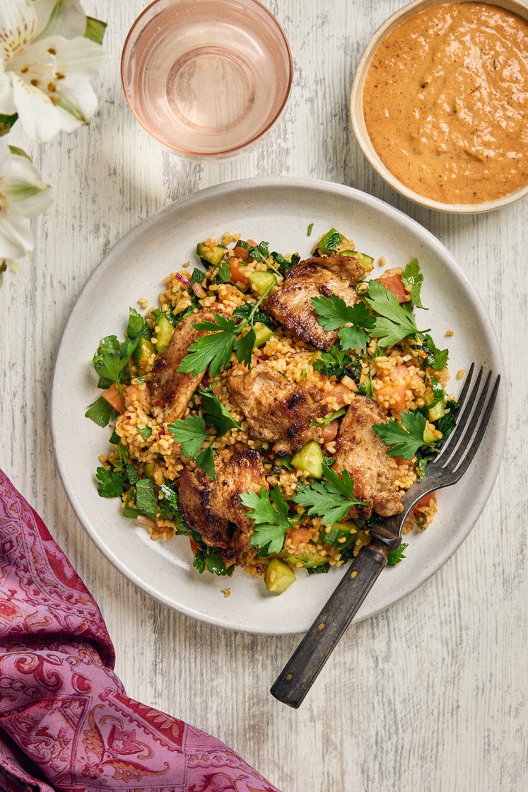 Ras el hanout-kryddat fläsk med bulgursallad, paprikaröra och mynta