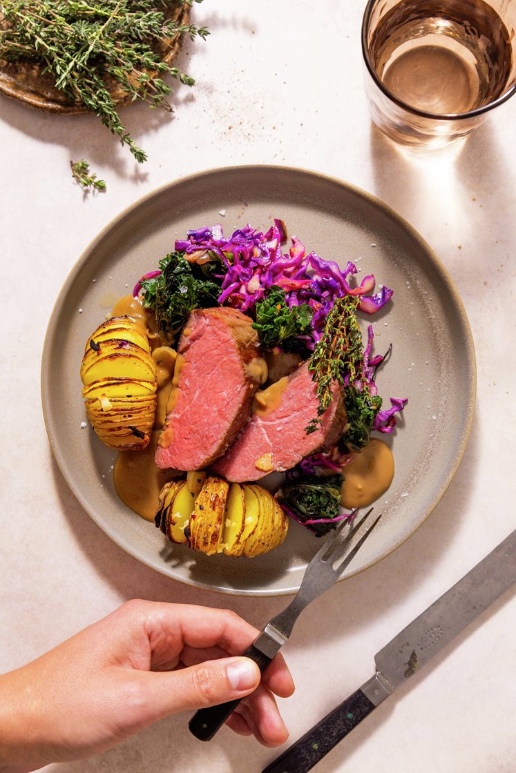 Timiankrydret høyryggfilet med hasselbackpoteter, smørglasert rosettkål med appelsin og soppsaus