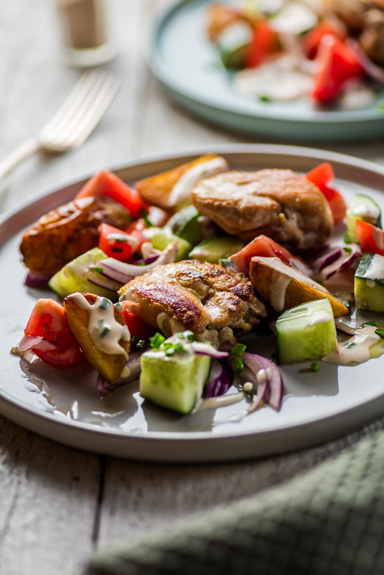 Kyllinglårfilet med ovnsbakte urtepoteter og gresk salat med fetadressing 