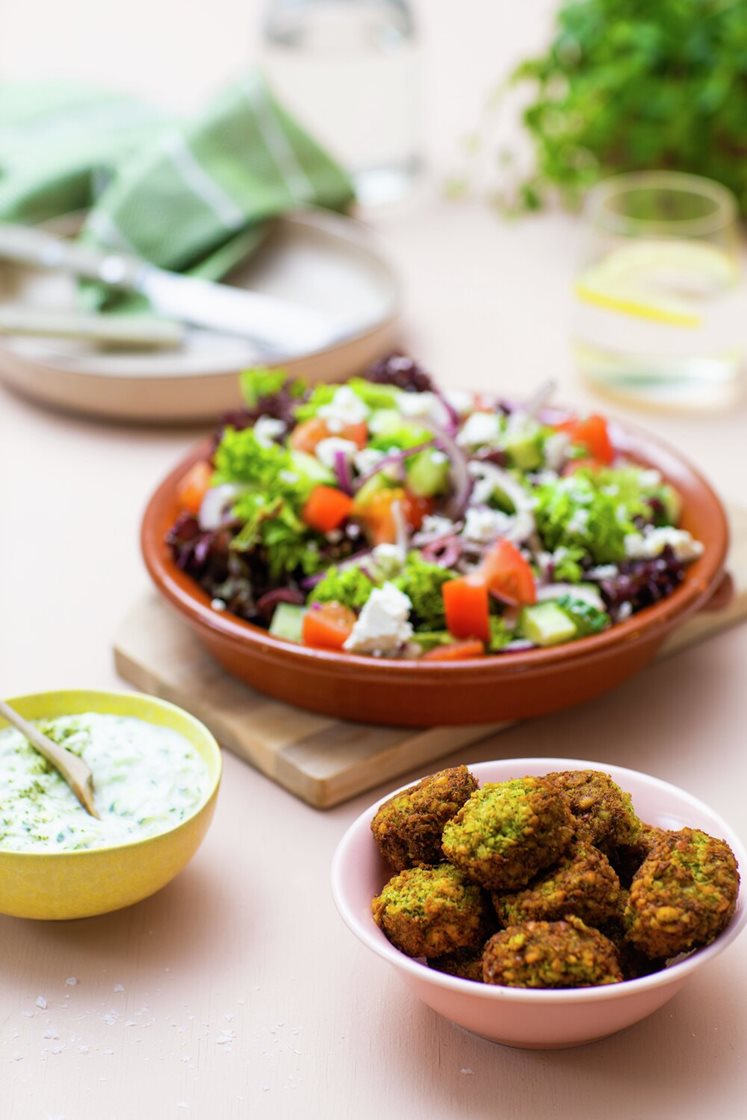 Gresk salat med feta, oliven, falafler og tzatziki