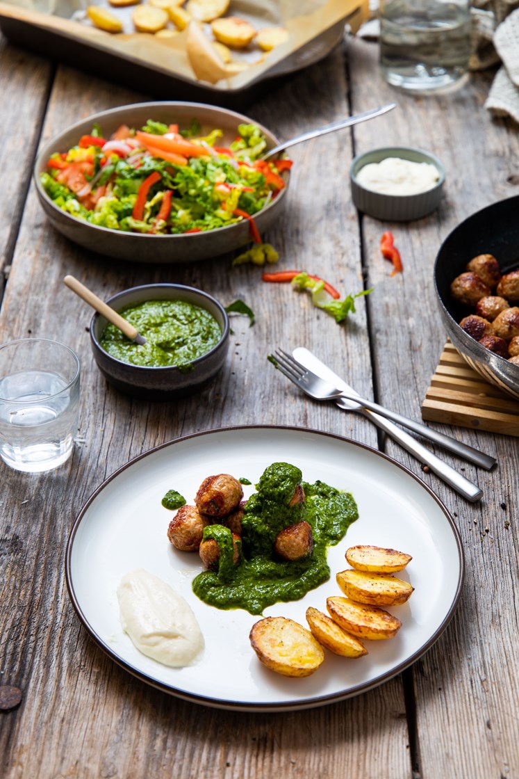 Tapaskjøttboller med ovnsbakte krydderpoteter med aioli og spinatchimichurri