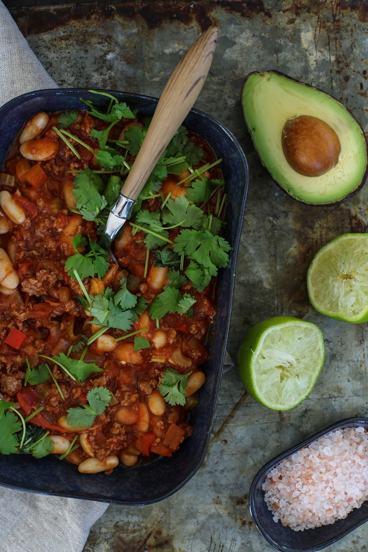 Chili con carne servert med avokado, koriander og Drømmelett