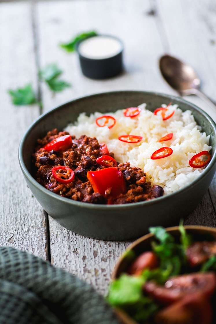 Chili con carne med svarte bønner, nachochips og rømme