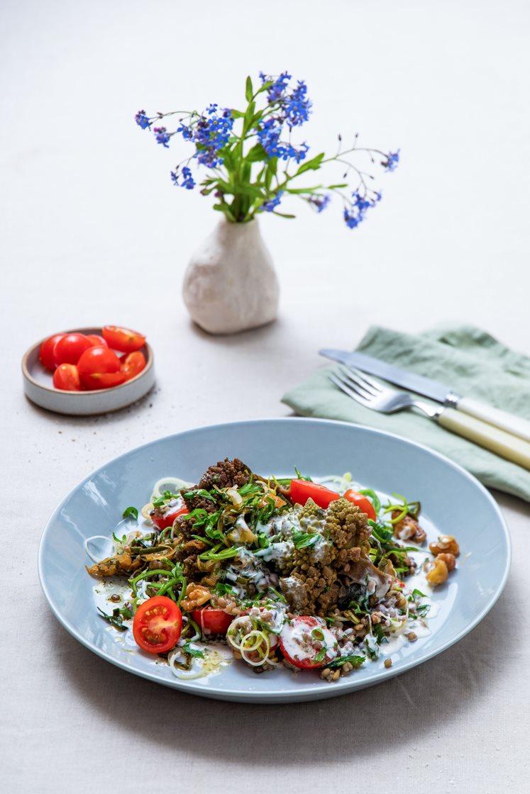 Bakt romanesco i kryddersmør med bulgur- og belugalinsesalat med tomater, servert med urtedressing