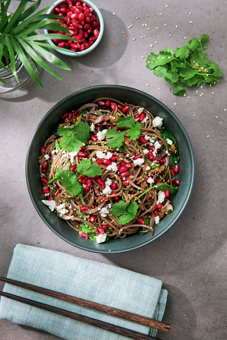 Sobanudelwok med libanesisk aubergine, smulad fetaost och granatäppelkärnor 