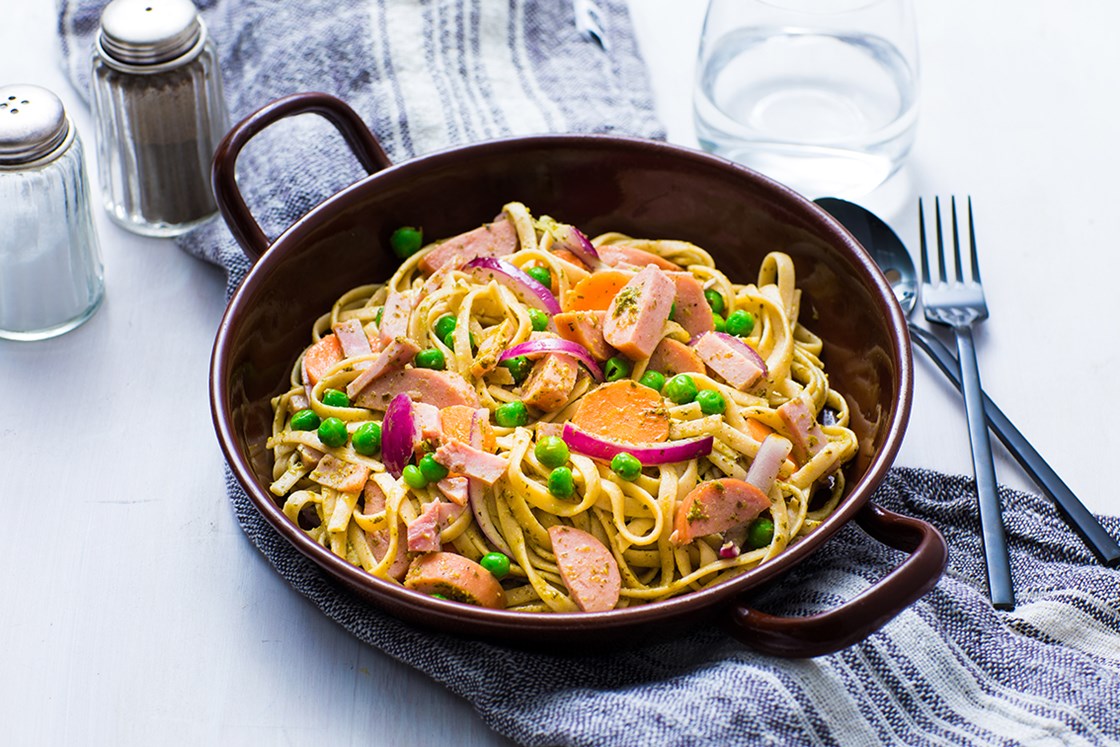 Pølsepasta med pesto og erter