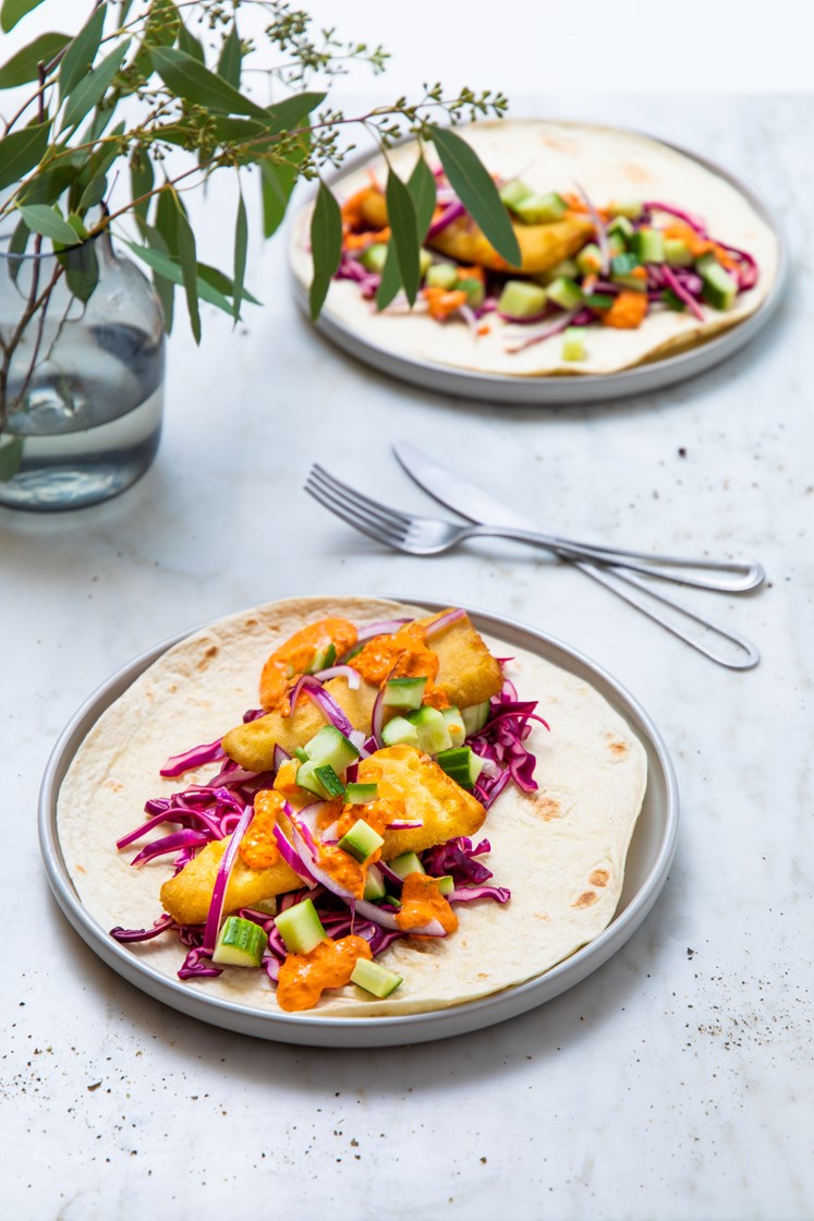 Panert sei i tortilla med rødkålsalat, agurk, lettsyltet rødløk og ajvarsaus