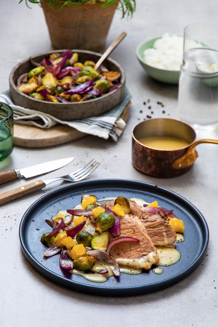 Røkt kamstek med pannestekt rosenkål, jasminris og kremet appelsinsaus