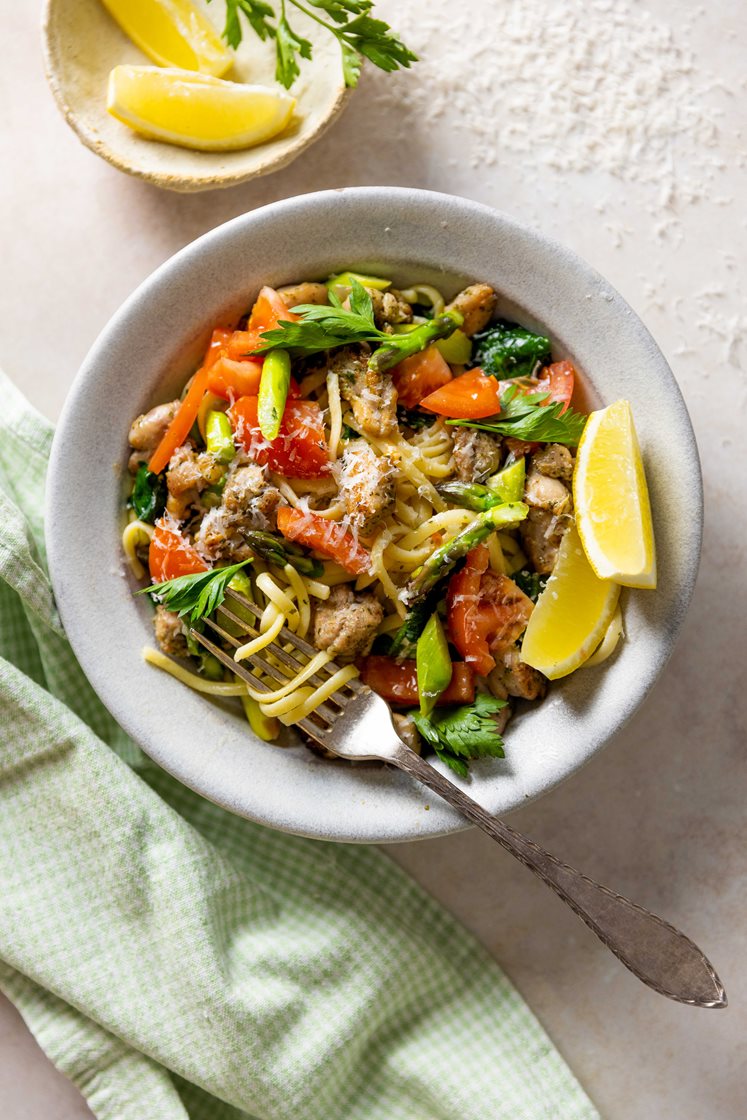 Vårlig pasta med krydderstekt kylling, asparges, Grana Padano, spinat og sitron