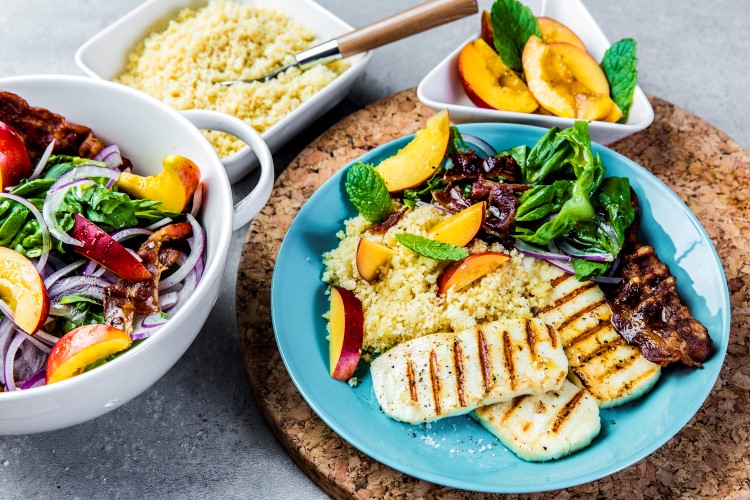 Grillet halloumi- og baconsalat med couscous og nektarin