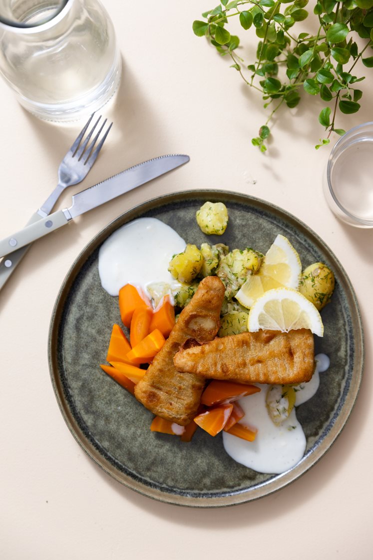 Sprøpanert seifilet med gulrøtter, dillknuste poteter og sitronsaus