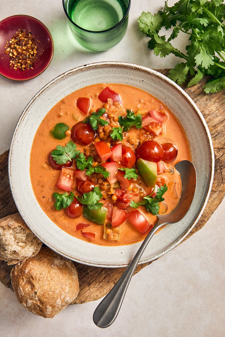 Veggie curry med tomat, koriander och naanbröd