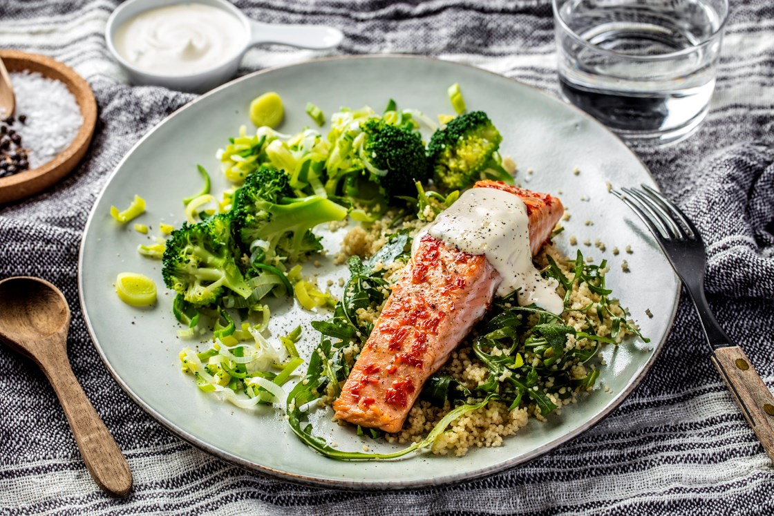 Stekt laks med ruccolacouscous og tzatziki