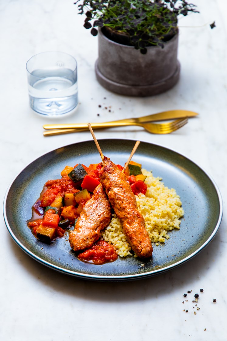 Svinekebab med ratatouille og bulgur, servert med urtedressing