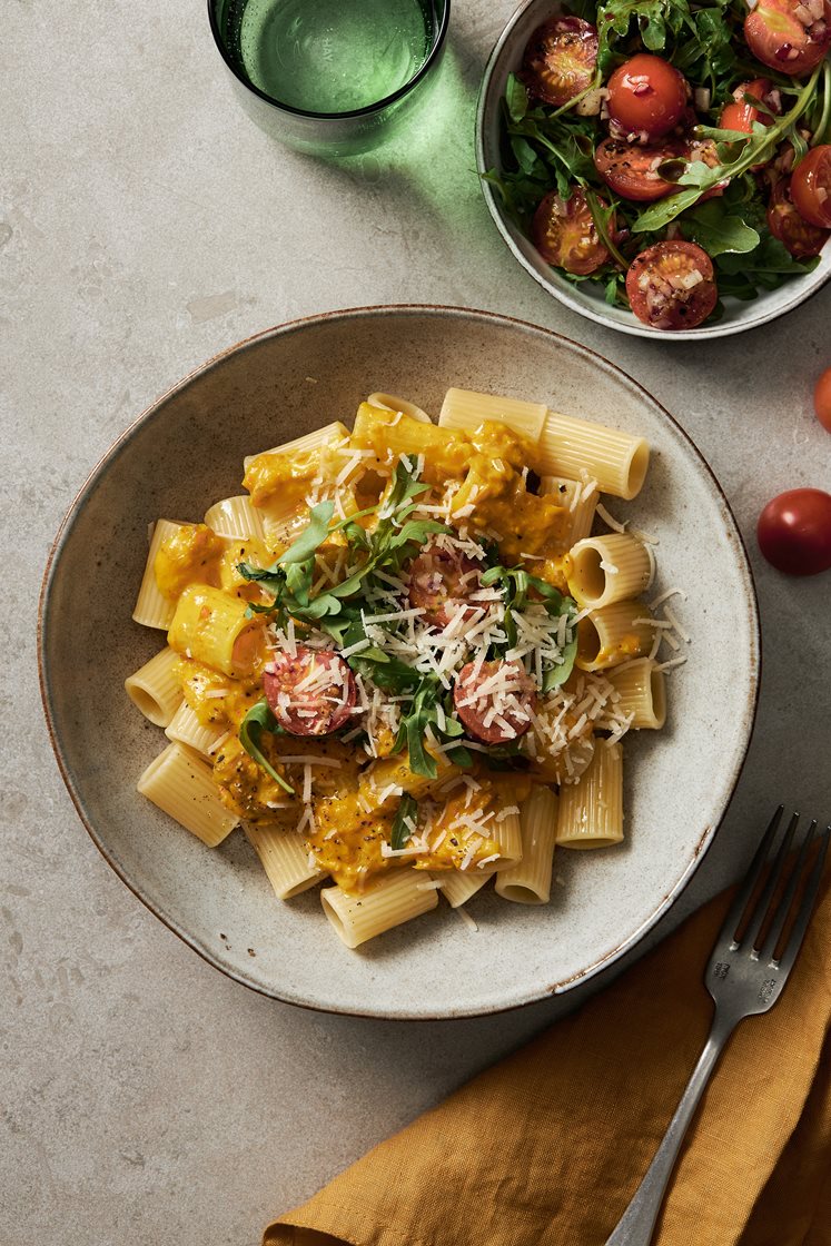 Krämig tonfiskpasta med saffran och ljummen cocktailtomatsallad