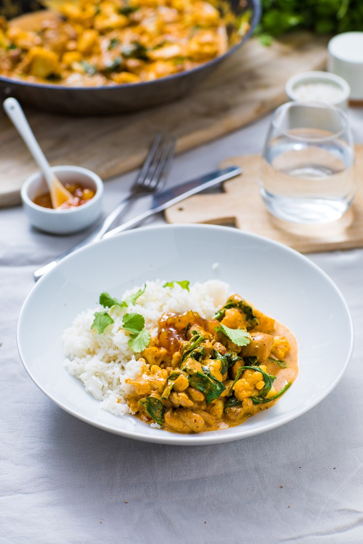 Kylling tikka masala med blomkålbuketter og spinat