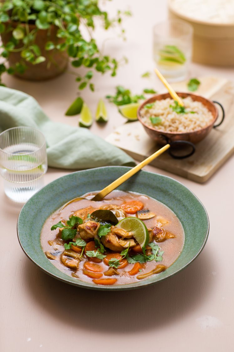 Thailandsk kylling- og kokossuppe med rød currypaste, fullkornsris og koriander