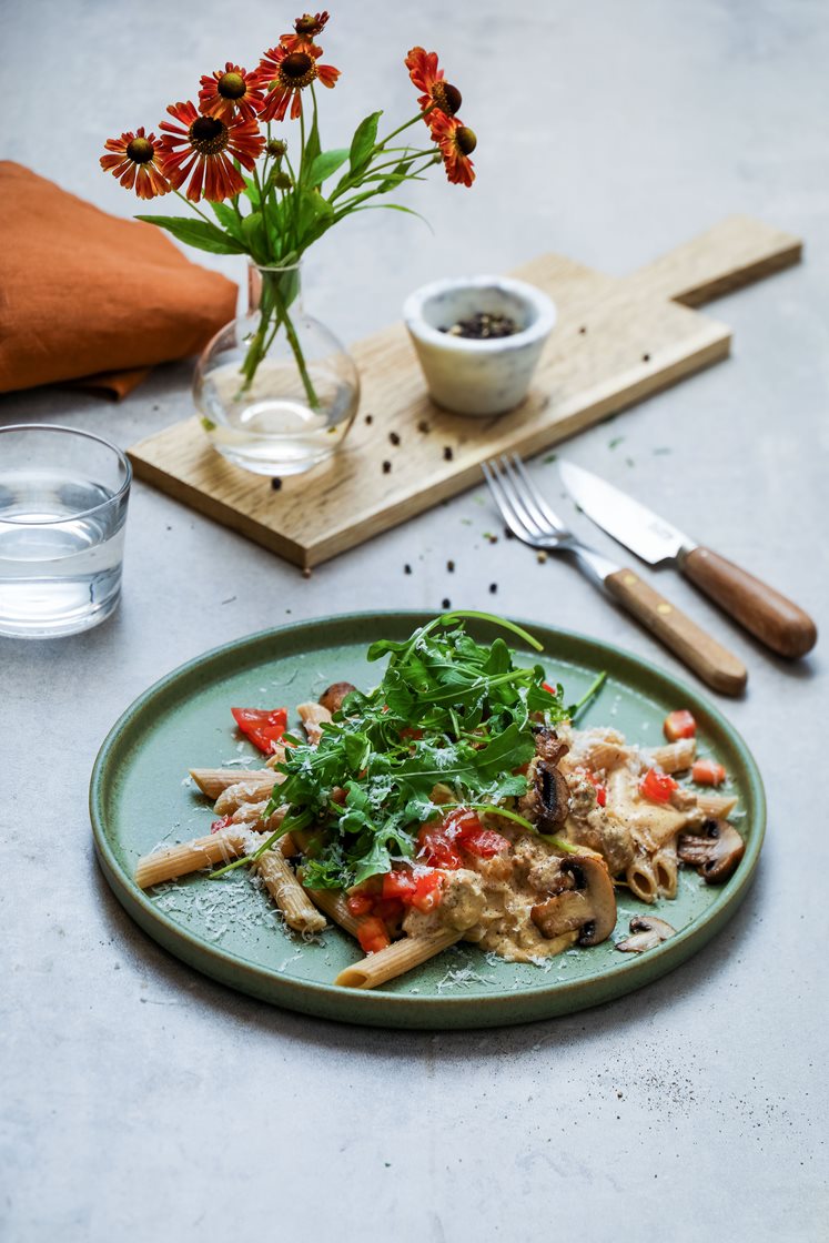 Pasta penne med salsicciadeig i crème fraîche-saus, med stekt aromasopp, ruccola og tomat
