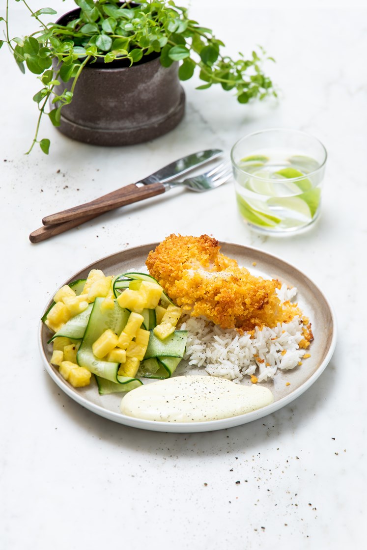 Panert lyr med ananassalat, jasminris og karridressing - Oppskrift ...