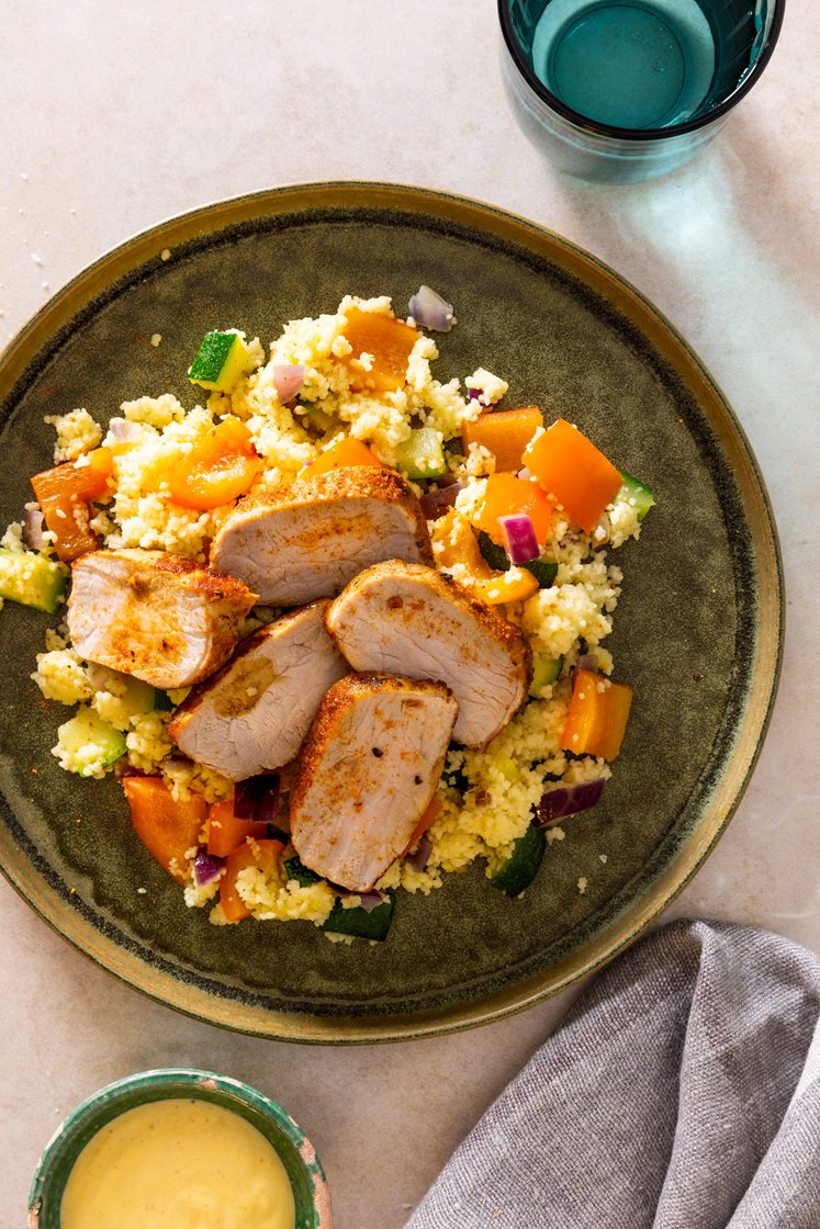 Svinefilet med røkt chili, couscous, stekte grønnsaker og curry- og mangodressing