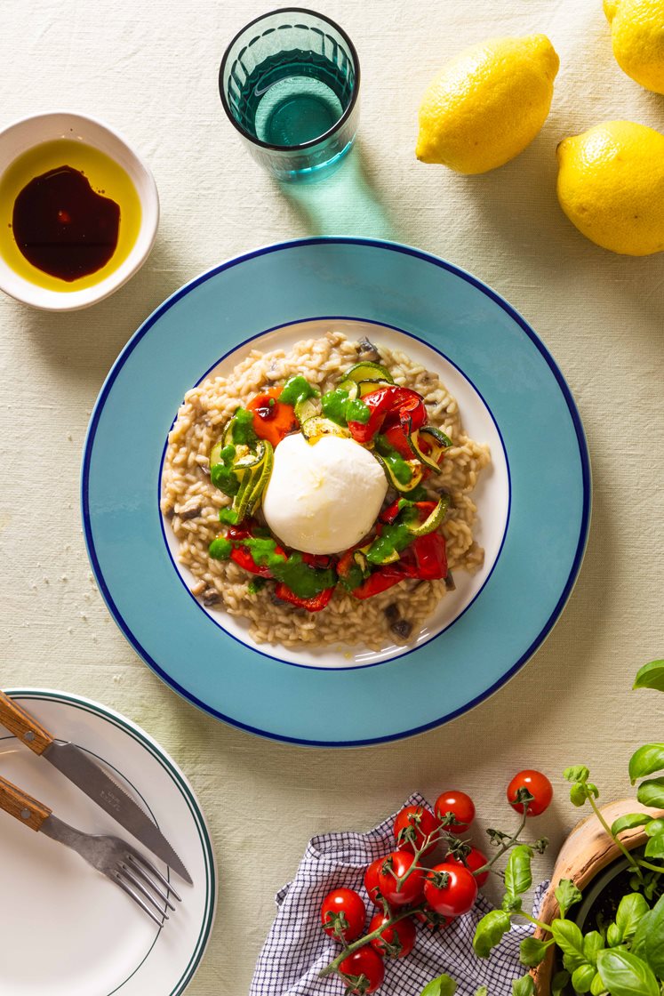 Risotto ai funghi con verdure, mozzarella e olio all'aglio