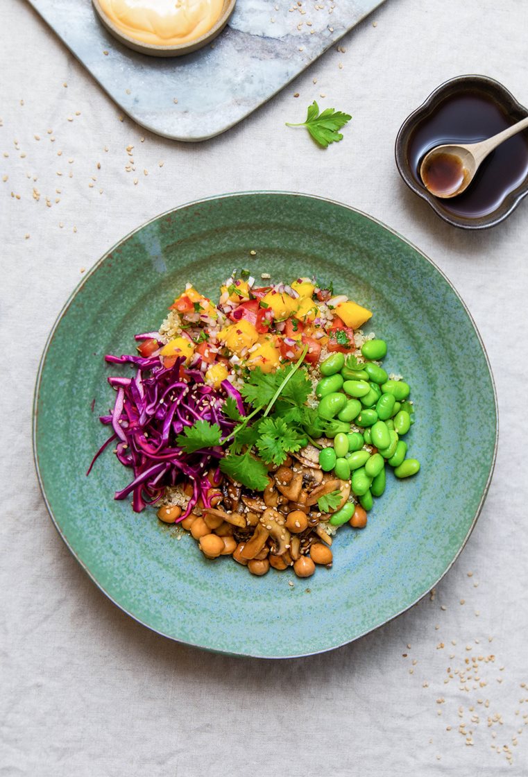 Buddha bowl med hoisinstekt sopp, mangosalsa og quinoa
