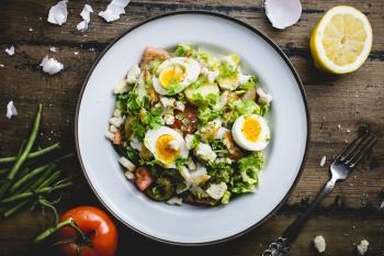Salade niçoise med torsk, potet- og sennepssalat og egg