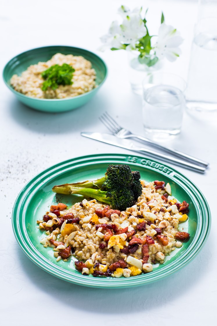 Byggotto med stekt brokkoli, ristede hasselnøtter og eggesmør med bacon 