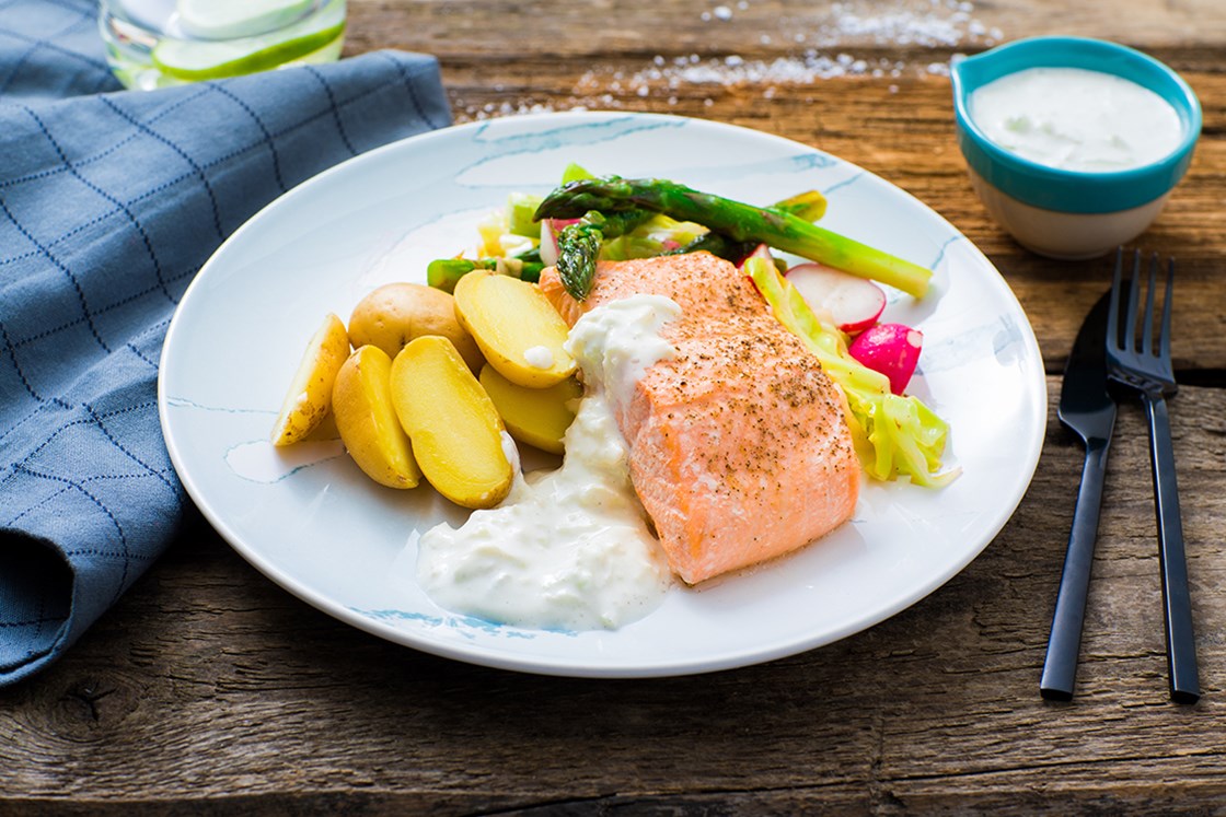 Sitronbakt laks med asparges, spisskål og epletzaziki
