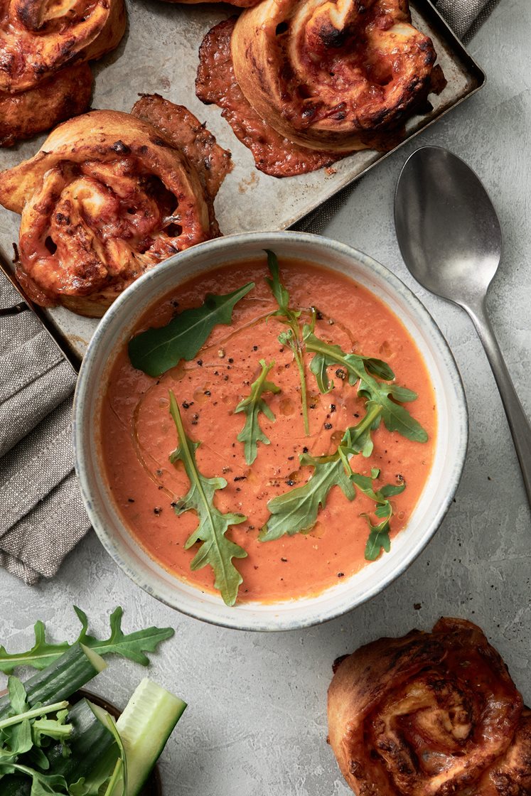 Tomatsoppa med mumsiga pizzasnurror