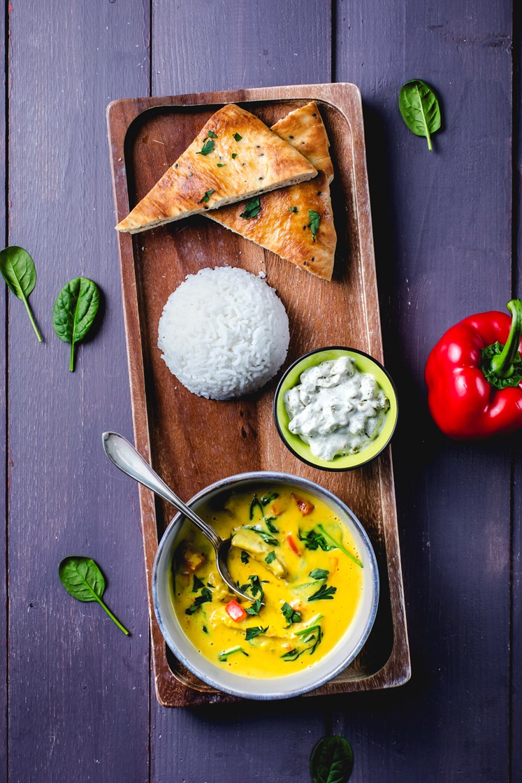 Indisk kyllinggryte med paprika, basmatiris, nanbrød og raita