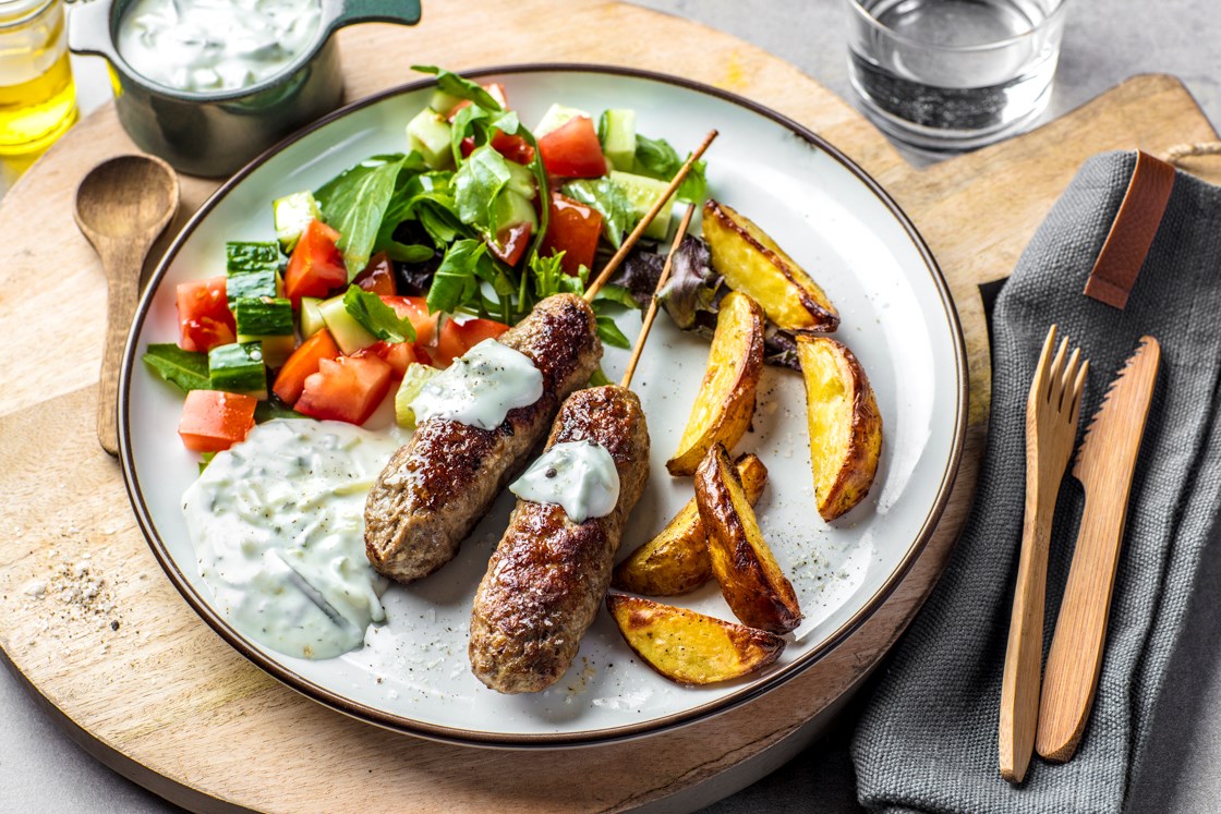 Kjøttspyd med ovnsbakte poteter og tzatziki
